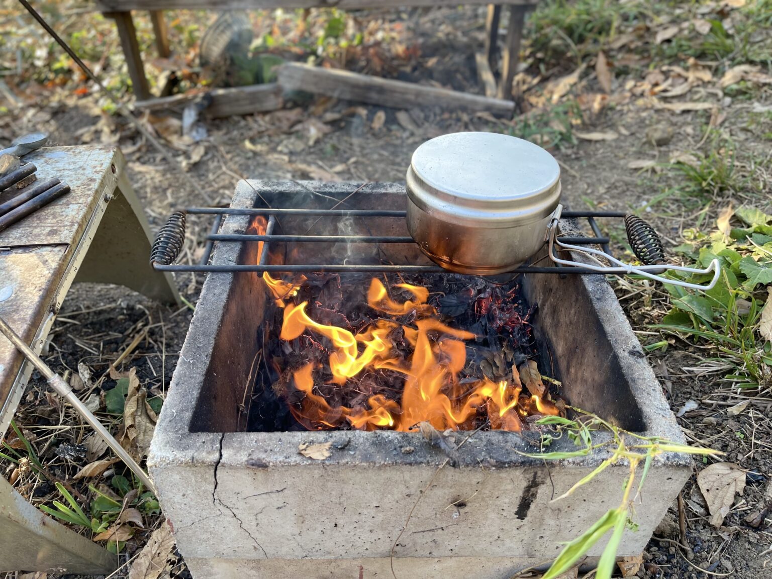 焚き火に突っ込んでも丈夫なチェコ軍メスキットアルミ製１ピース