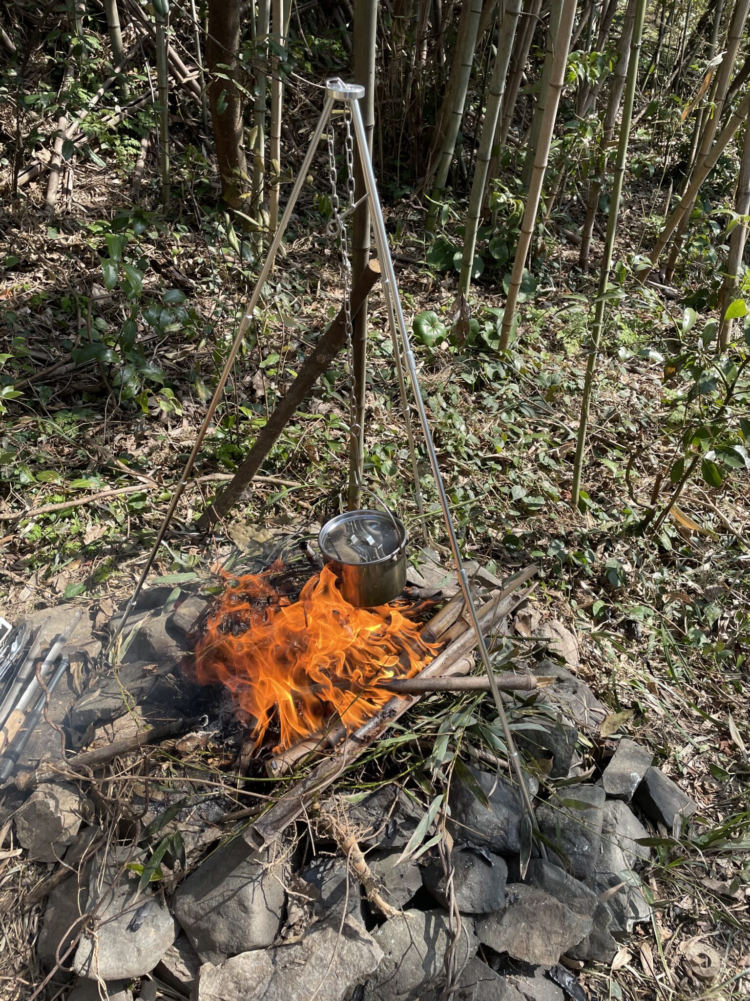 開拓中のキャンプ場で焚き火でスノーピークのケトルで湯沸かし