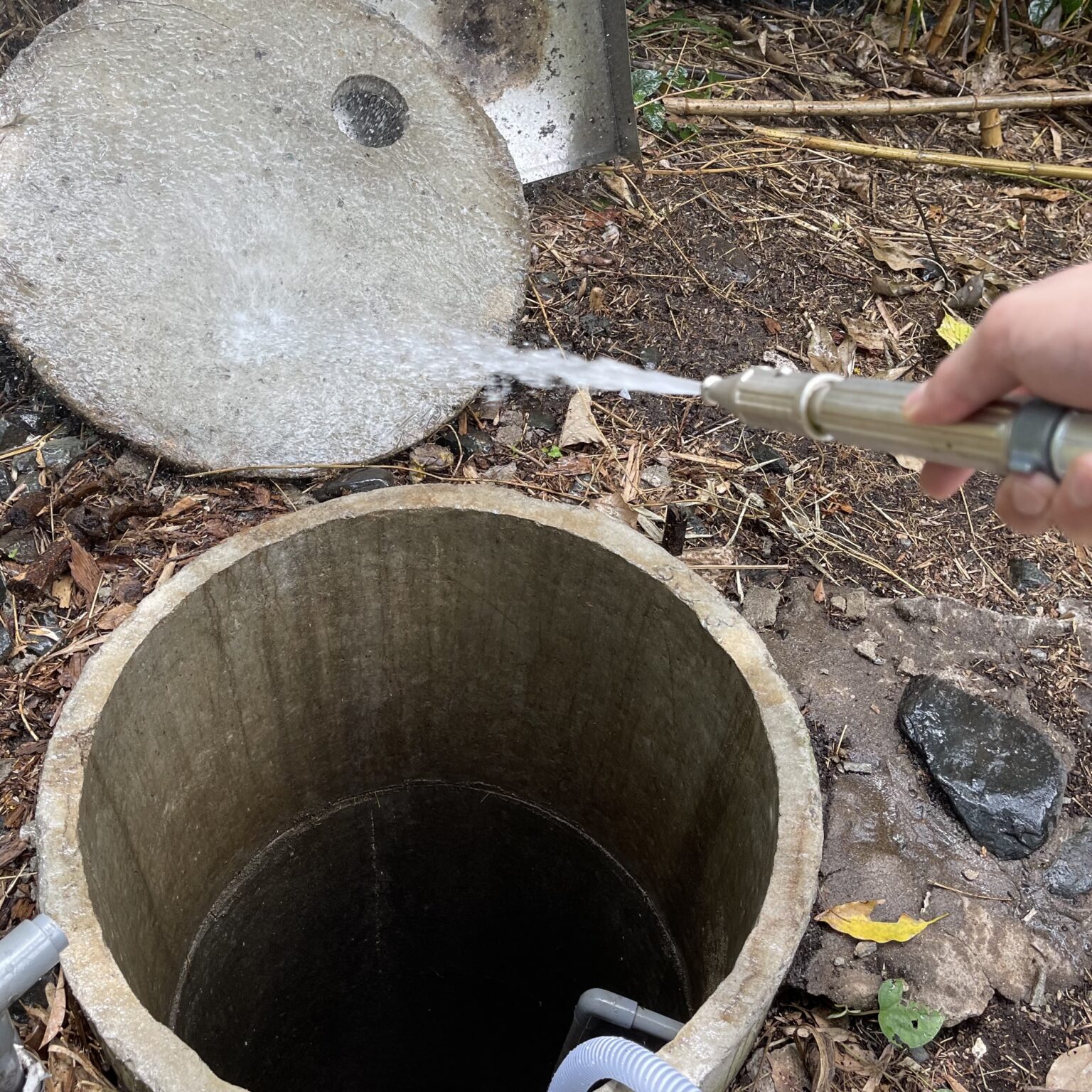 数十年前未使用の古井戸にガソリンポンプで復活