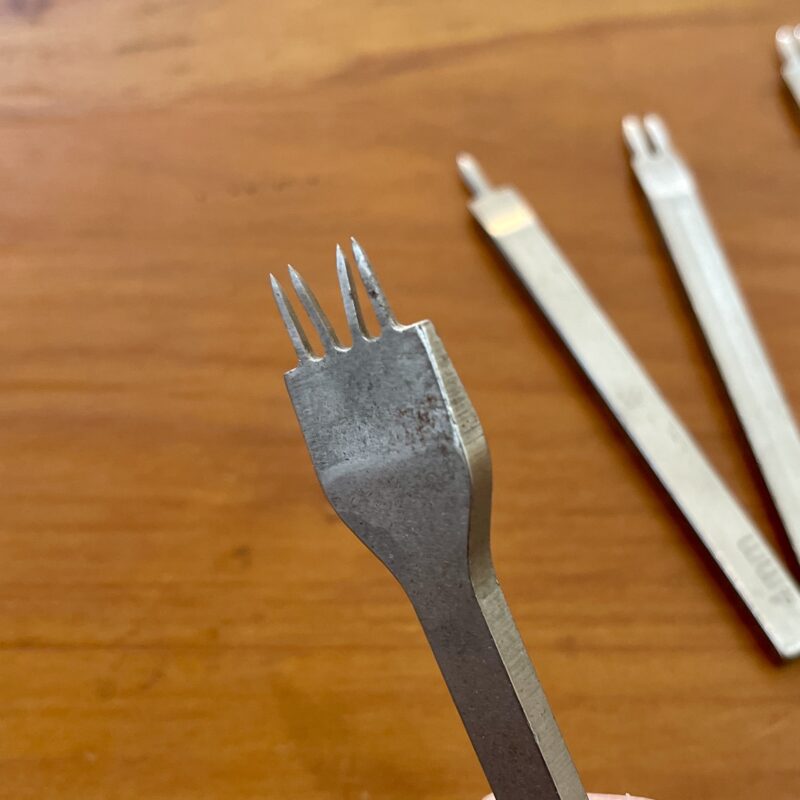 曲がってしまった4mmピッチの激安菱目打ち