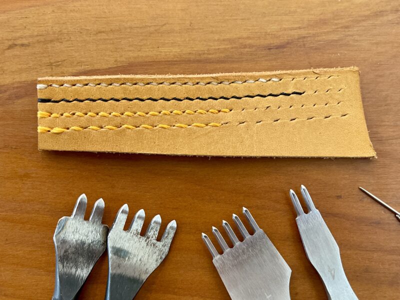 2.5mm圧のレザーに、上から4mmピッチで細めのビニモ５番手ライトベージュ、4mmピッチ５番手黒、4mmピッチ０番手オレンジ、6mmピッチに０番手オレンジ