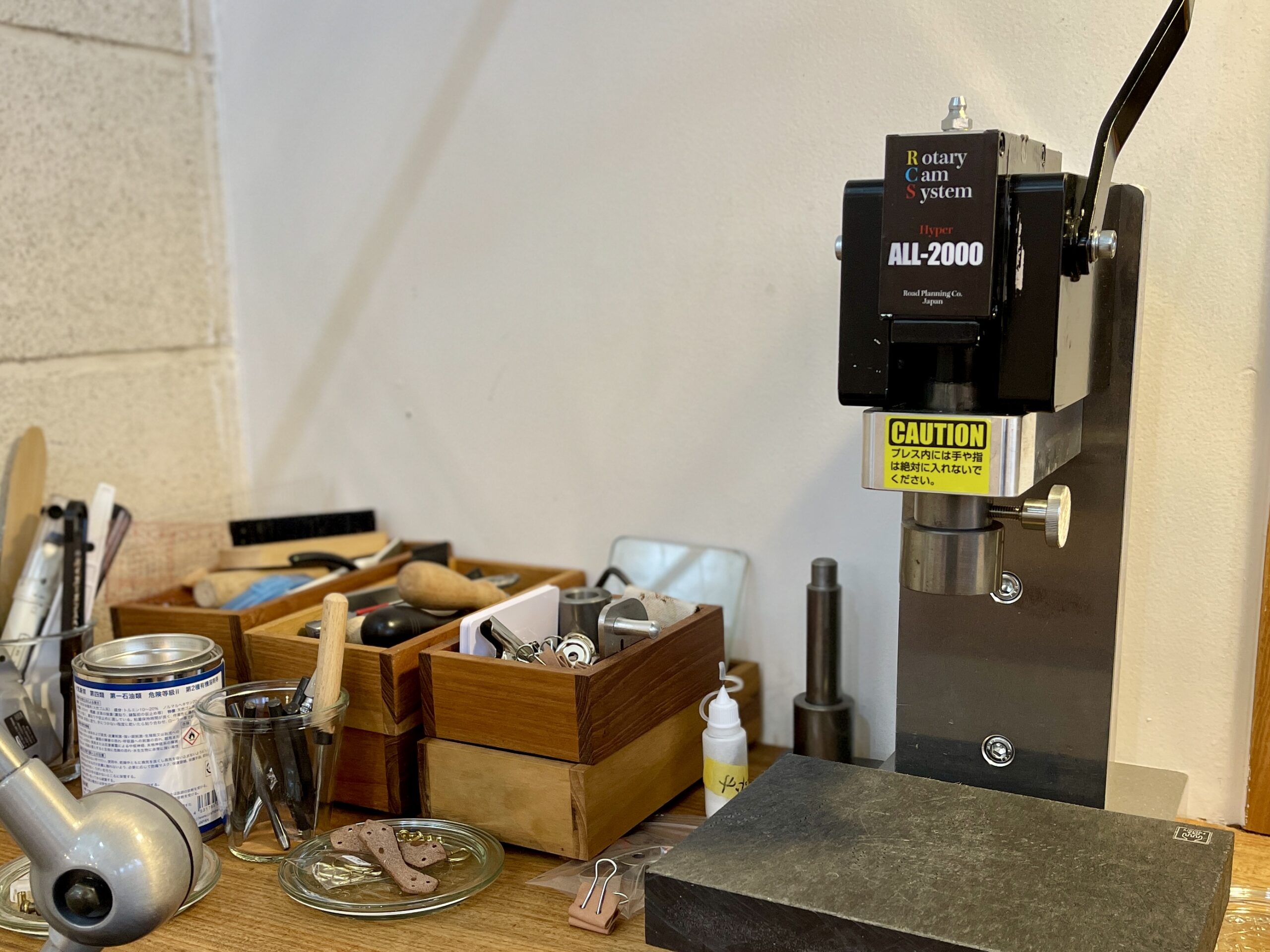 レザークラフトの騒音問題はプレス機で解決できるのか？10万円の万能プレス機を半年使った本音レビュー