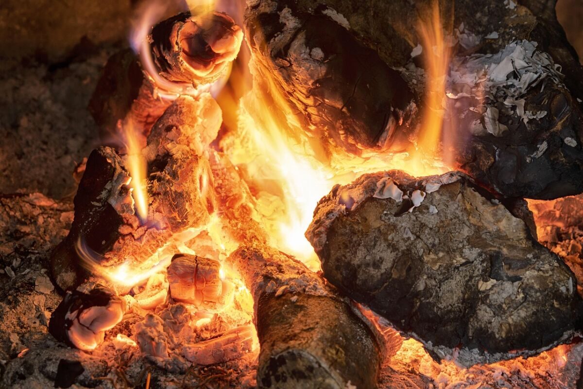 尾上製作所の火消し壺になる七輪で肉を焼く庭BBQの様子と家族の団欒