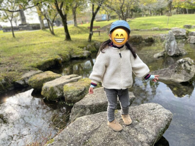 朝倉オートキャンプ場の池で遊ぶ4歳の娘