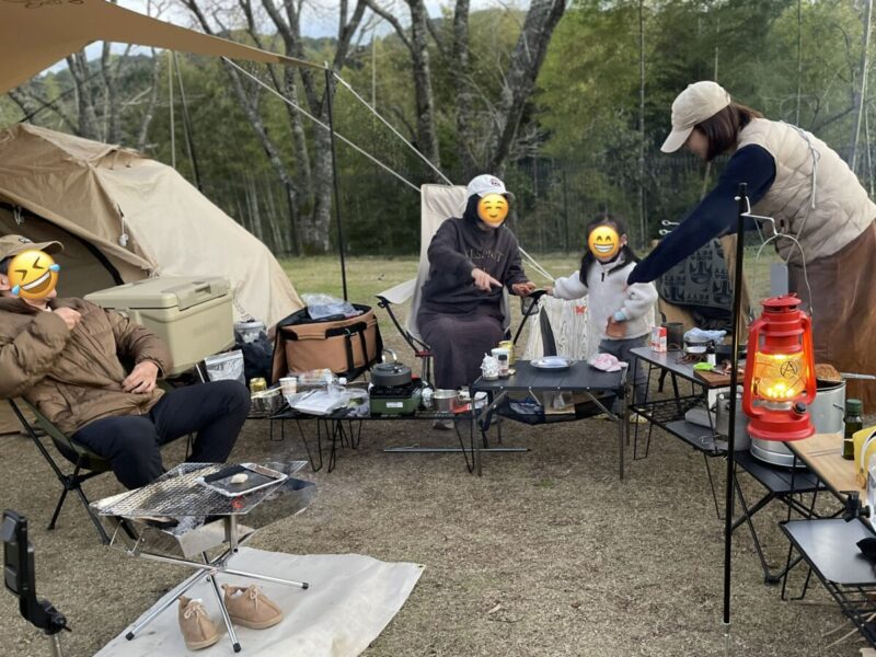 朝倉オートキャンプ場でグループキャンプを楽しむ様子